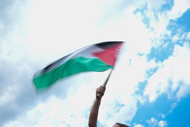 Drapeau palestinien, brandit lors d'une manifestation en faveur de la Palestine.