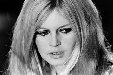 Brigitte Bardot pendant le tournage de son show télévisé « Spécial Bardot », en 1967.