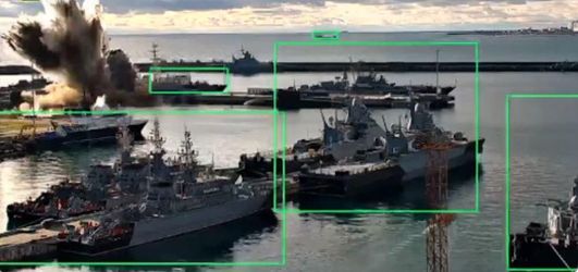 Capture d'écran d'une caméra de surveillance. Ici, l’opération, menée au port de Novorossiïsk, a gravement endommagé un lanceur de missiles Kalibr.