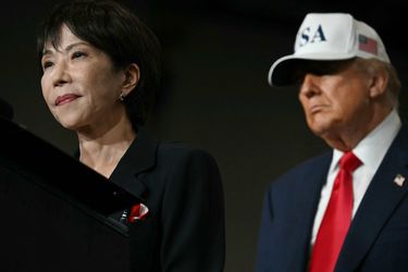 Sanae Takaichi et Donald Trump, en visite à la base navale américaine de Yokosuka, le 28 octobre 2025.