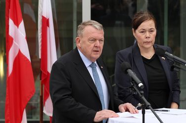 Le ministre des Affaires étrangères danois Lars Løkke Rasmussen et son homologue groenlandaise Vivian Motzfeldt à Washington, le 14 janvier 2026.