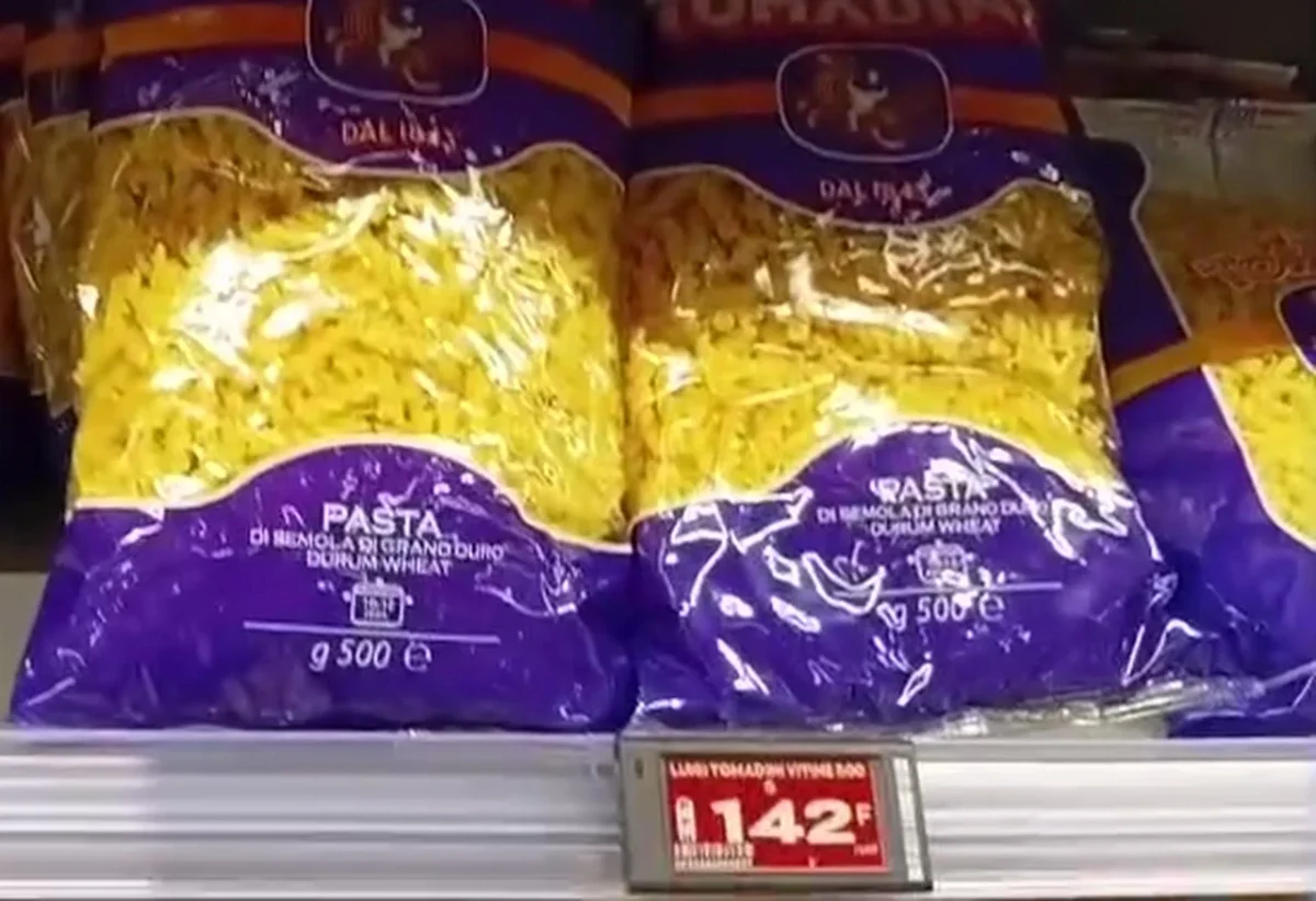 Rayon de pâtes dans un supermarché polynésien, paquet de 500 grammes de pâtes italiennes affiché à 142 francs