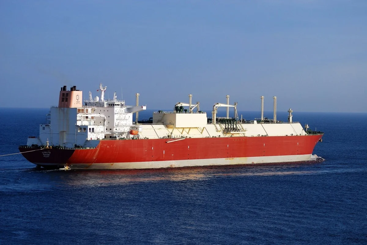 Un méthanier de Qatargas à coque rouge naviguant en mer