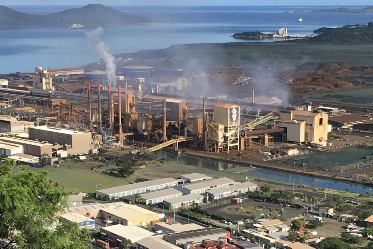 L’usine SLN de Doniambo à Nouméa, avec ses cheminées et la rade en arrière-plan