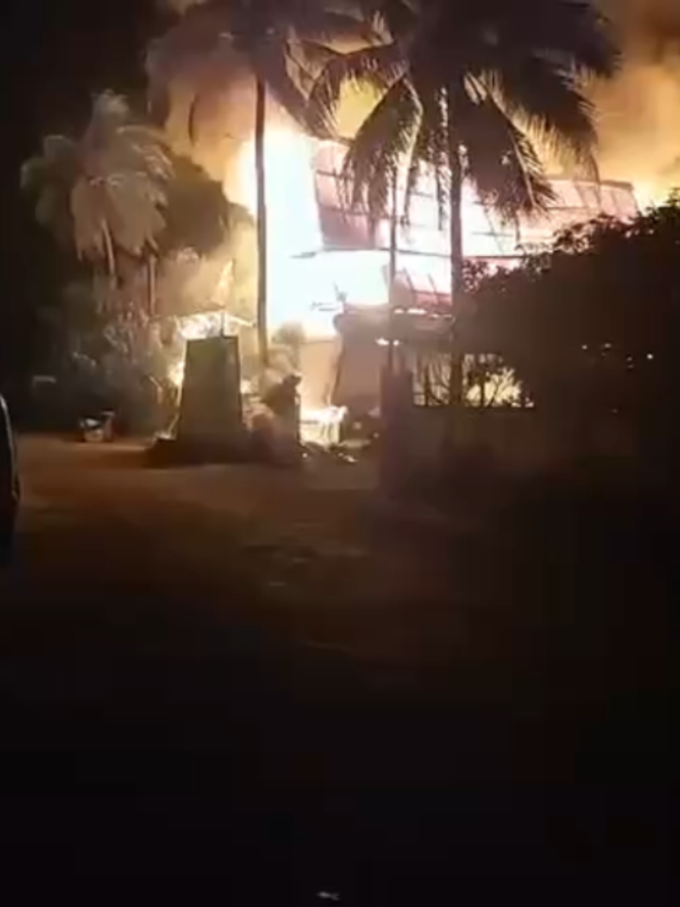 📷 NUMBO : UN DOCK DE 600 M² PART EN FUMÉE Nuit de flammes à Numbo. Selon nos informations, un dock de 600 m² a été ravagé par un incendie criminel. Les images parlent d'elles-mêmes : il ne reste plus grand-chose du bâtiment. Seule bonne nouvelle : le suspect a été identifié et interpellé. Il devra maintenant s'expliquer. Encore un outil de travail détruit. Encore une nuit de trop.